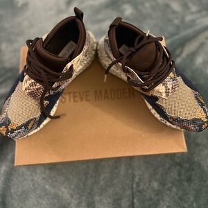 Great condition Steve Madden sneakers